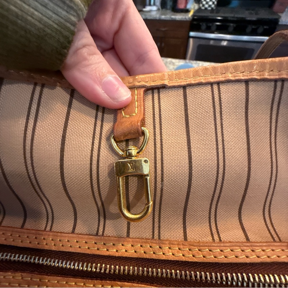 Louis Vuitton Neverfull MM Handbag - Picture 5 of 13
